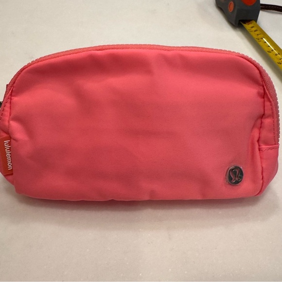 Lululemon Everywhere Belt Bag pink NWT Adjustable Strap - Picture 8 of 11